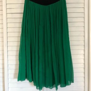 F21 kelly green pleated skirt